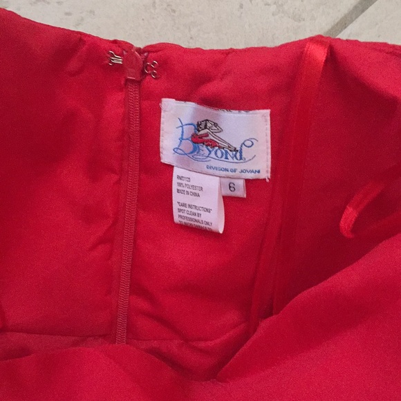 Red jovani ruched sweetheart neck/ruffled skirt - Picture 3 of 4